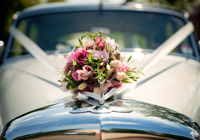 flower decor on wedding car ribbon